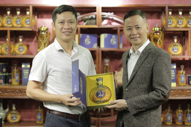 Nghệ sĩ Tùng Dương lựa chọn rượu đông trùng hạ thảo Vietfarm để tăng cường sức khỏe