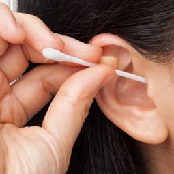 Viêm tai giữa là bệnh gì? Dấu hiệu, nguyên nhân và cách điều trị