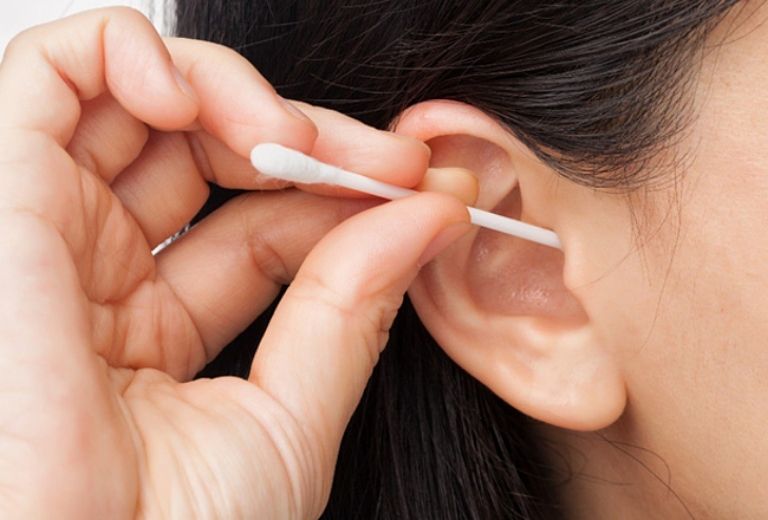 Viêm tai giữa là bệnh gì? Dấu hiệu, nguyên nhân và cách điều trị