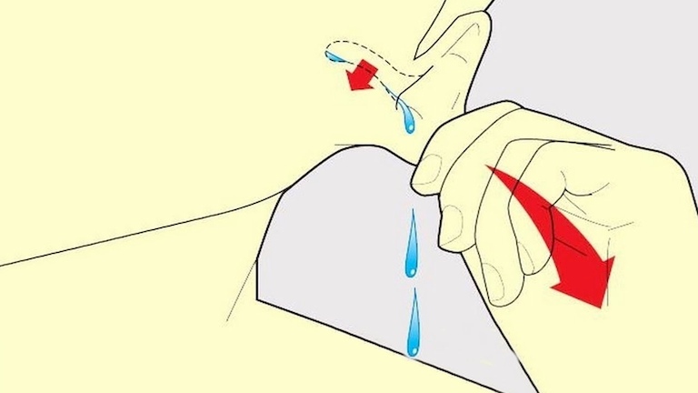 Kéo dái tai kết hợp nghiêng đầu là cách giúp loại bỏ nước trong tai nhanh nhất