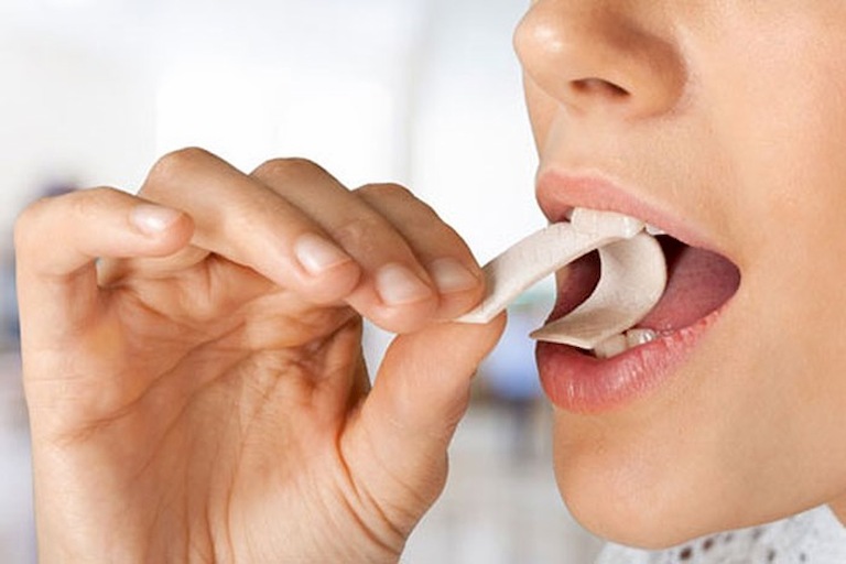 Nhai kẹo cao su là cách giảm ù tai trái hiệu quả nhất