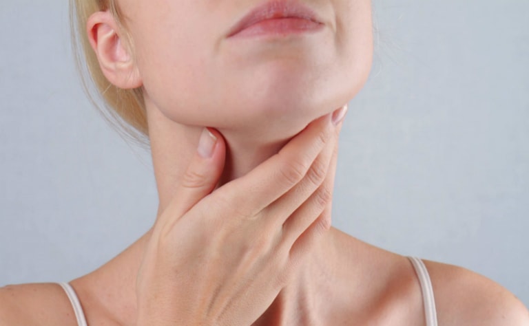 Đau cổ họng là triệu chứng điển hình của bệnh