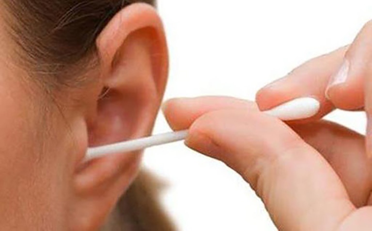 Một trong những nguyên nhân gây nấm ống tai là do sử dụng dụng cụ ngoáy tai thiếu vệ sinh