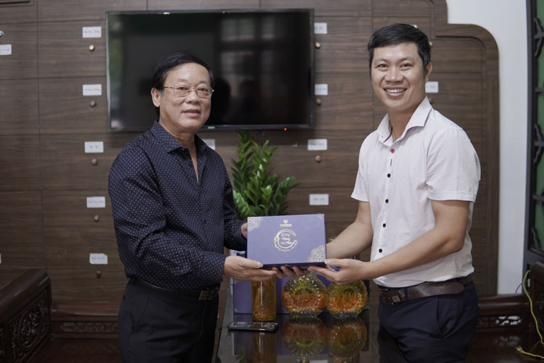 Nghệ sĩ Phú Thăng đánh giá cao Đông trùng hạ thảo Vietfarm