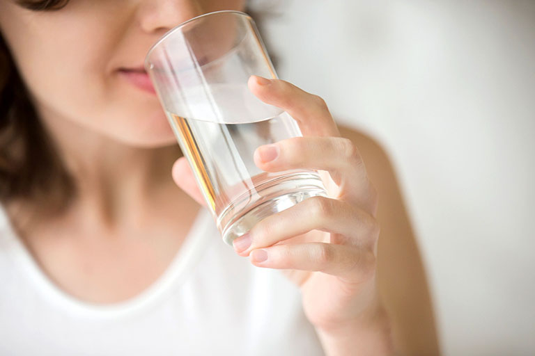 Người bệnh nên uống nhiều nước để nâng cao hiệu quả điều trị
