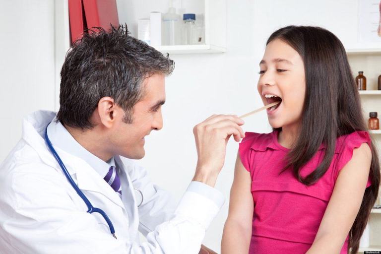 Người bệnh cần có sự tư vấn và hướng dẫn của bác sĩ khi dùng lá bàng chữa viêm họng