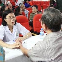 TS.BS Nguyễn Thị Vân Anh là vị danh y có hơn 40 năm kinh nghiệm điều trị theo YHCT