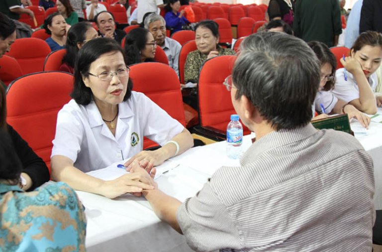 TS.BS Nguyễn Thị Vân Anh là vị danh y có hơn 40 năm kinh nghiệm điều trị theo YHCT