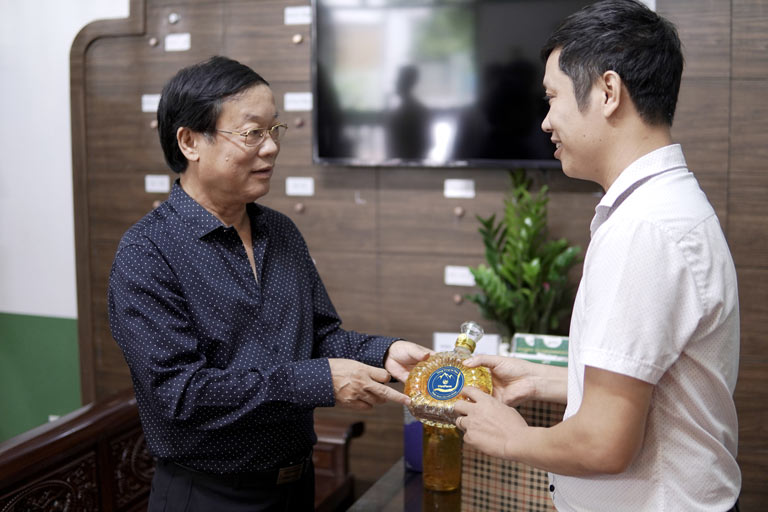 Nghệ sĩ Phú Thăng chọn mua bình rượu đông trùng hạ thảo Vietfarm để bồi bổ