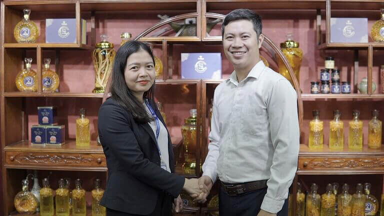 Chủ tịch công đoàn Tập đoàn Vietmec – Bà Nguyễn Lan Anh trong buổi kí kết cung cấp set quà cho sự kiện