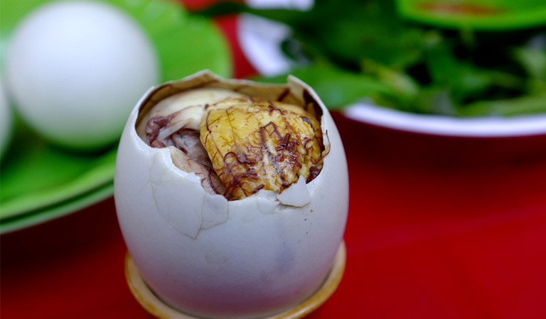 Trứng vịt lộn chắc chắn không phải thực phẩm quá xa lạ với người Việt