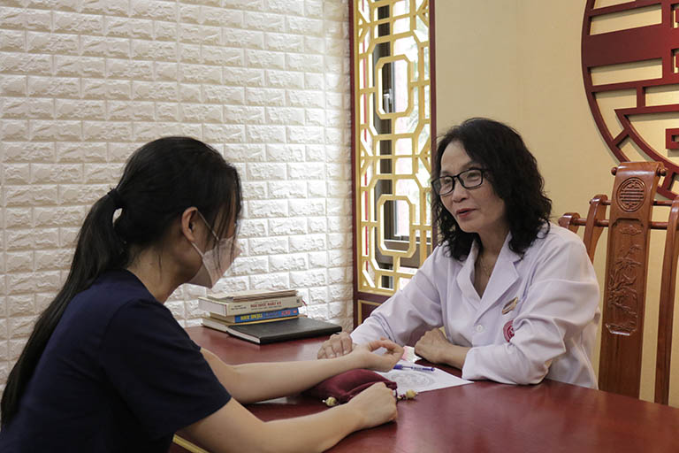 Bác sĩ Lê Phương thăm khám cho chị Mai Hương