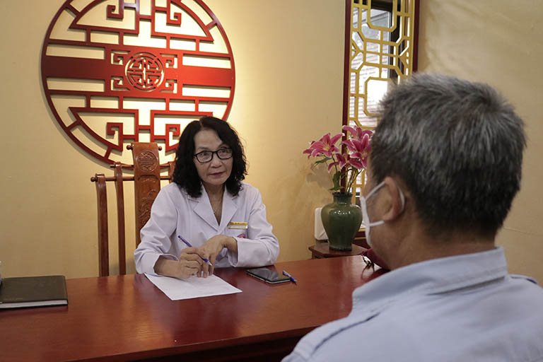 Bác sĩ Lê Phương thăm khám cho chú Tiến Quang