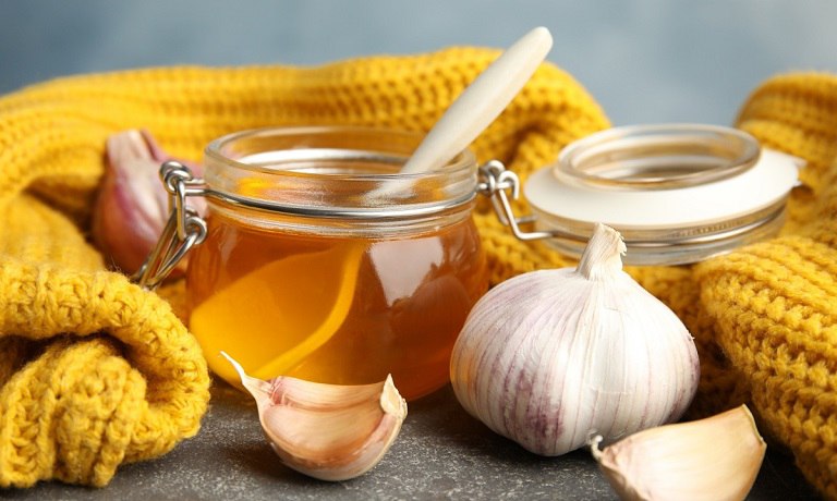 Áp dụng cách chữa đau dạ dày bằng tỏi và mật ong