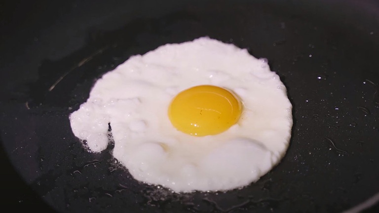 Ốp trứng gà - Cách chữa sinh lý yếu bằng trứng gà đơn giản và là món ăn ngon miệng