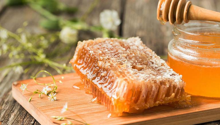 Bạn có thể kết hợp nghệ độc với mật ong để hỗ trợ chữa bệnh đau dạ dày