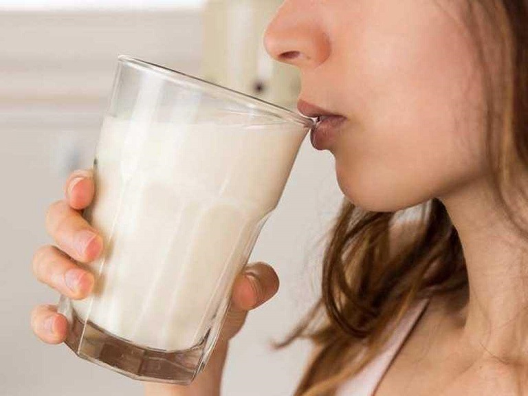 Đau dạ dày có nên uống sữa không là thắc mắc của nhiều người