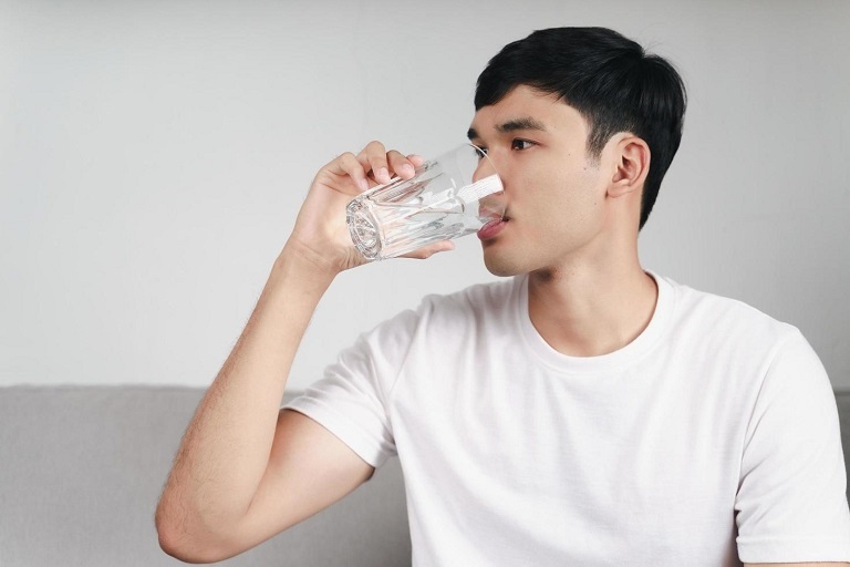Uống nhiều nước, từ 2 - 3 lít nước mỗi ngày giúp hệ tiêu hóa hoạt động ổn định