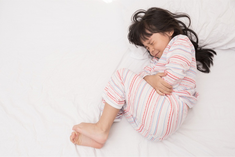 Đau dạ dày ở trẻ em xảy ra khi lớp niêm mạc bị tổn thương gây đau bụng