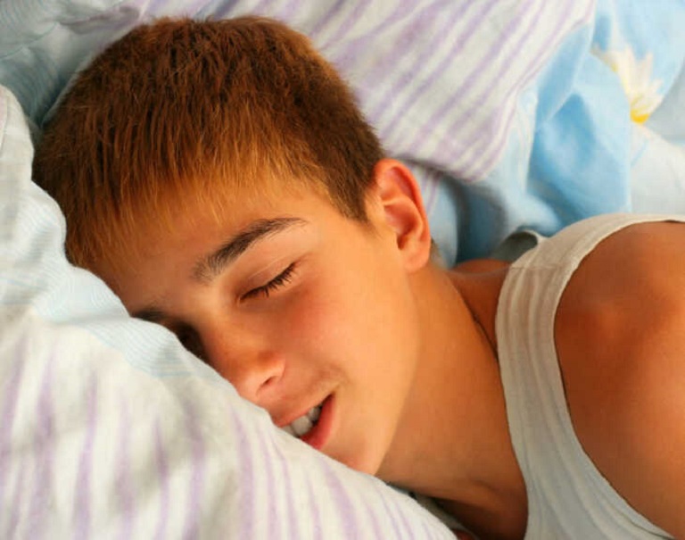 Ngủ đủ giấc, sinh hoạt điều độ để đảm bảo sức khỏe
