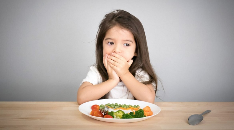 Trẻ bị viêm dạ dày có triệu chứng chán ăn, ăn không ngon miệng