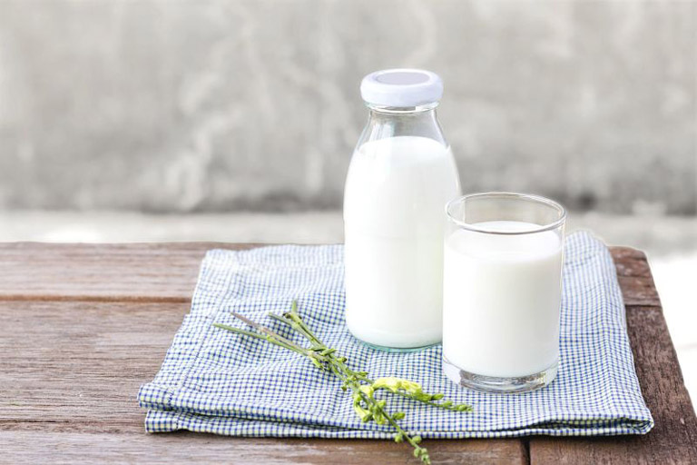 Bệnh nhân bị đau và viêm loét dạ dày có nên uống sữa không? Nên uống sữa tươi tách béo