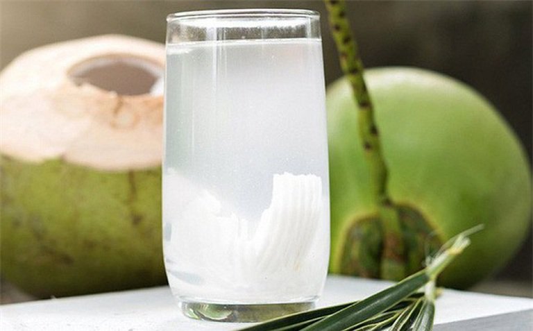 Nước dừa có tác dụng rất tốt cho người bị viêm dạ dày