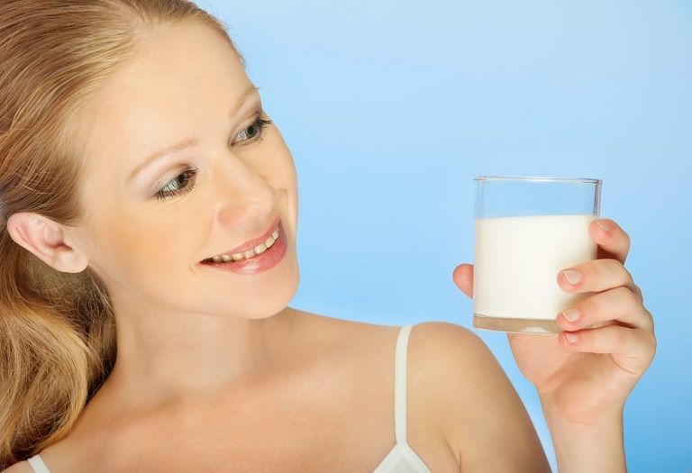 Uống sữa nóng giảm đau dạ dày nhanh chóng