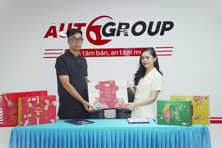 Set quà Lộc Tiến Vinh Hoa được ký kết với Auto Group dành tặng đối tác doanh nghiệp VIP