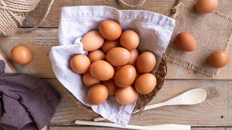Tinh trùng yếu nên ăn gì - Trứng gà, vì trong trứng gà nhiều vitamin D