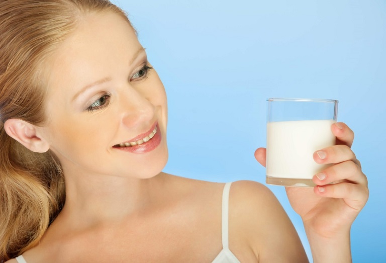 Không nên uống sữa khi bụng đói