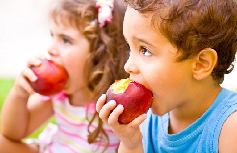 Ăn táo rất tốt cho trẻ bị đau bao tử