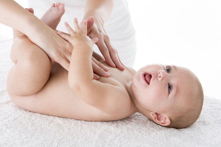 Để trẻ dễ đại tiện, có thể massage vùng bụng cho bé