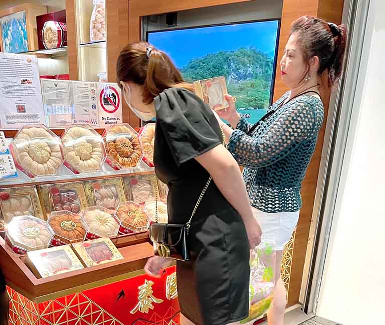 Cửa hàng yến sào Khánh Hòa Khang Việt đông khách mua hàng