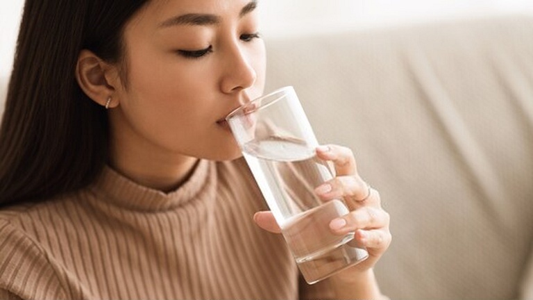 Uống nước ấm giúp giảm cơn đau nhức dạ dày nhanh chóng