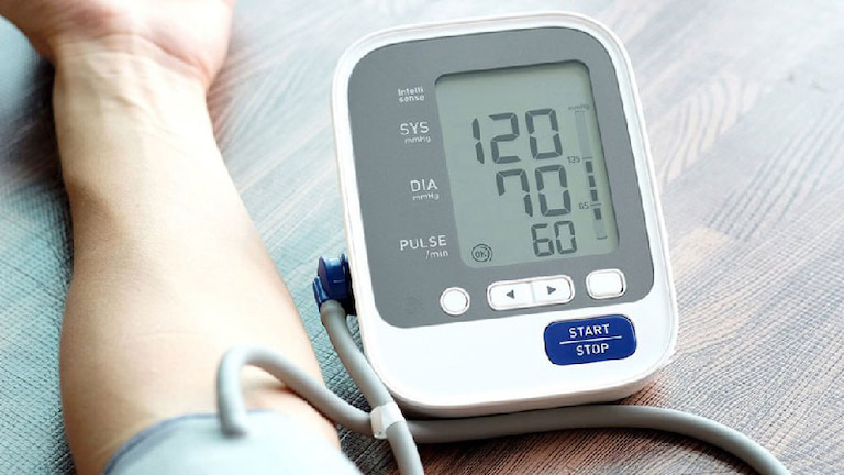 Tặng máy đo huyết áp giúp bố theo dõi được tình hình sức khoẻ