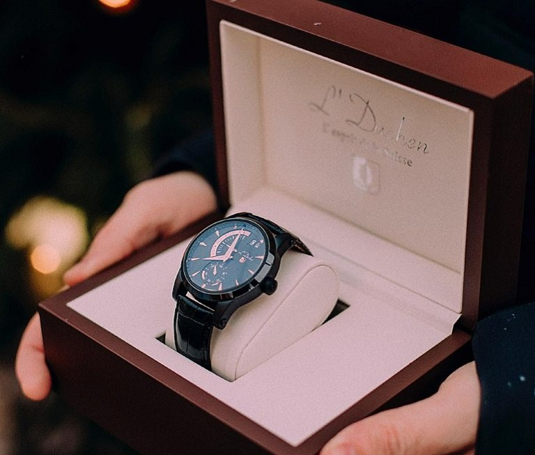 Đồng hồ đeo tay là một trong những món quà ý nghĩa dành tặng Sếp vào dịp Tết