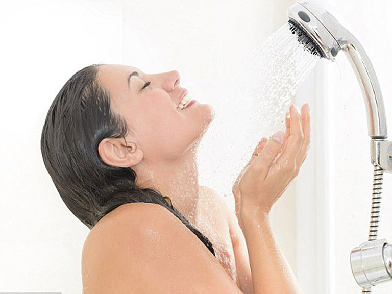 Tắm nước ấm cũng là một cách giúp giảm khó chịu do bệnh trĩ nội độ 1 gây ra