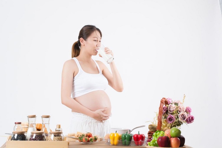 Bổ sung đủ nước mỗi ngày là cách để giảm triệu chứng dạ dày ở bà bầu