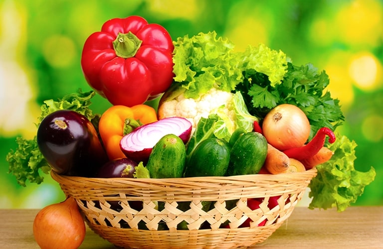 Nên kết hợp ăn rau xanh, trái cây để bổ sung chất xơ tránh táo bón 