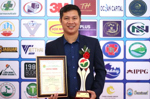 Ông Nhâm Quang Đoài vinh dự và tự hào nhận giải thưởng Top 20 Hàng Việt tốt - Dịch vụ hoàn hảo - Thương hiệu nổi bật 2022