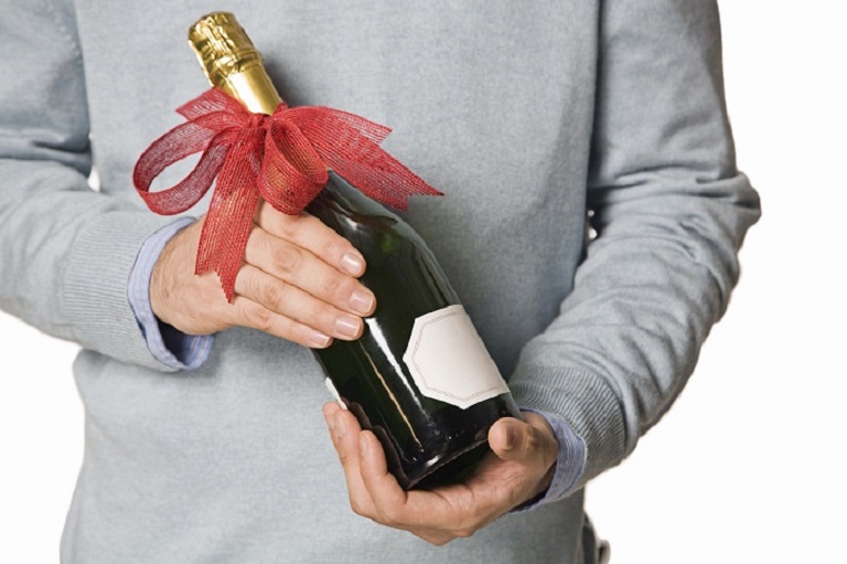 Biếu quà cho sếp vào dịp lễ tết nhiều người thường chọn rượu