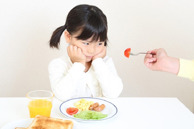 Trẻ bị trào ngược dạ dày thường có cảm giác chán ăn
