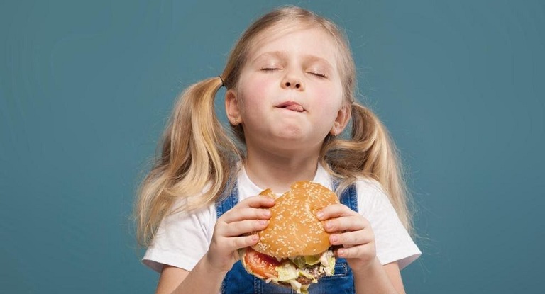 Chế độ ăn uống kém khoa học là nguyên chính gây nên bệnh viêm toàn bộ niêm mạc dạ dày ở trẻ em