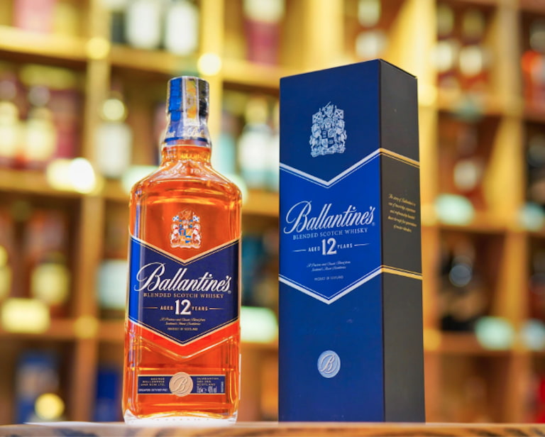 Ballentines 12 là dòng rượu pha trộn giữa hơn 40 loại Whisky mạch nha và Whisky ngũ cốc