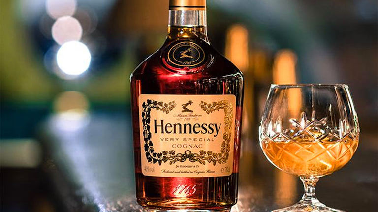 Hennessy VS với thiết kế sang trọng rất phù hợp biếu sếp trong các ngày lễ quan trọng