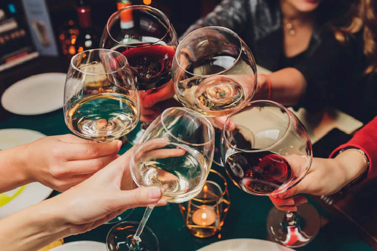 Tặng rượu có ý nghĩa gì - đây là thức uống khai tiệc rất phù hợp