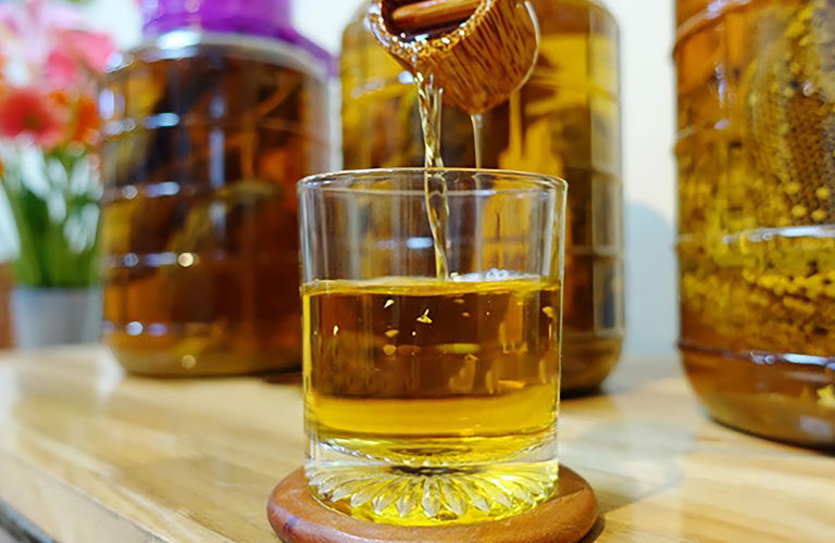Ngâm sáp ong với rượu giúp mang đến nhiều lợi ích cho sức khỏe